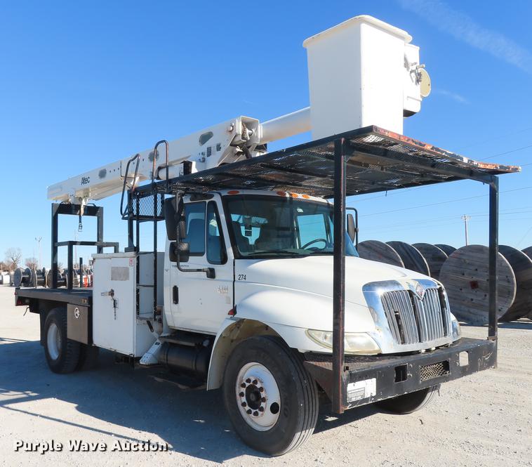 image for item DF1340 2003 International 4300 bucket truck
