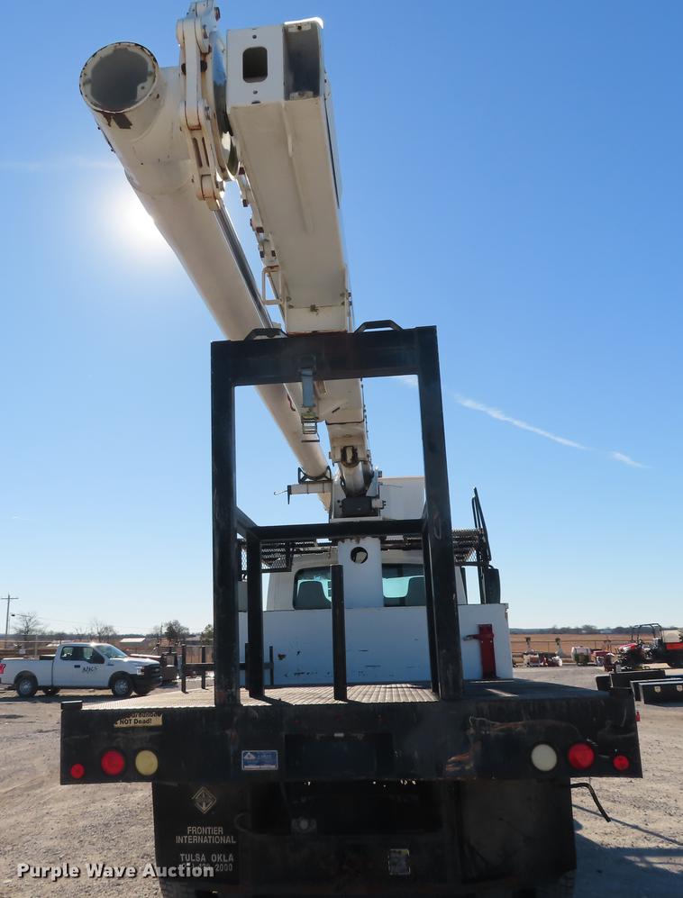 image for item DF1340 2003 International 4300 bucket truck