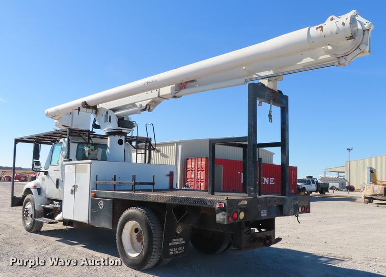 image for item DF1340 2003 International 4300 bucket truck