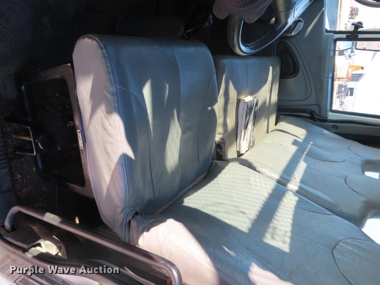 image for item DF1340 2003 International 4300 bucket truck