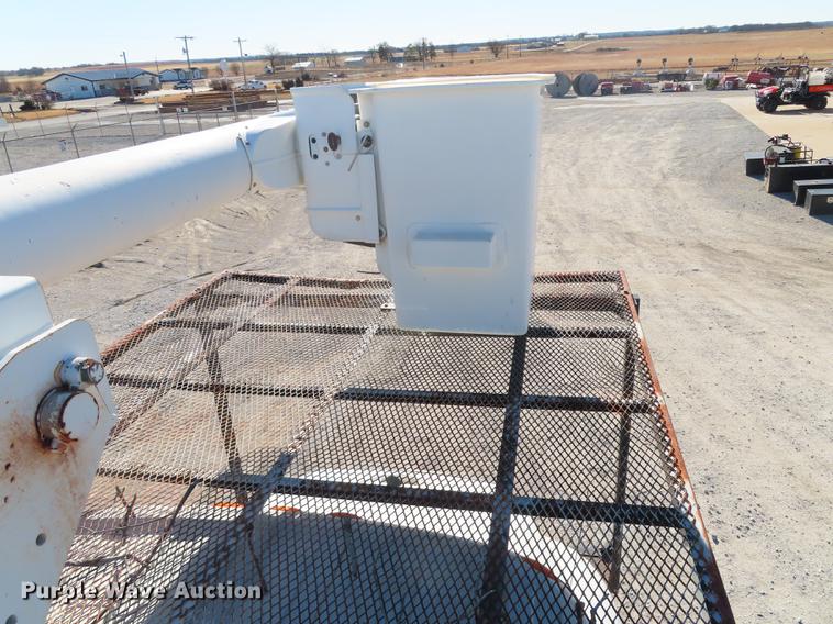 image for item DF1340 2003 International 4300 bucket truck