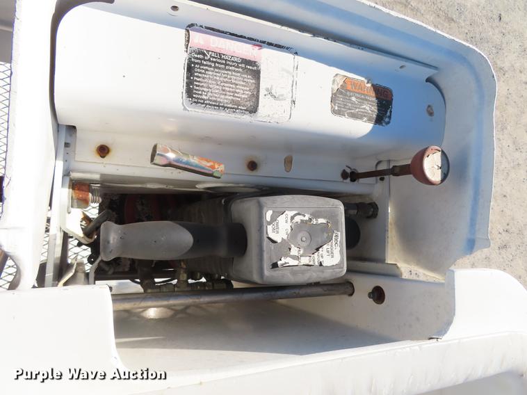 image for item DF1340 2003 International 4300 bucket truck