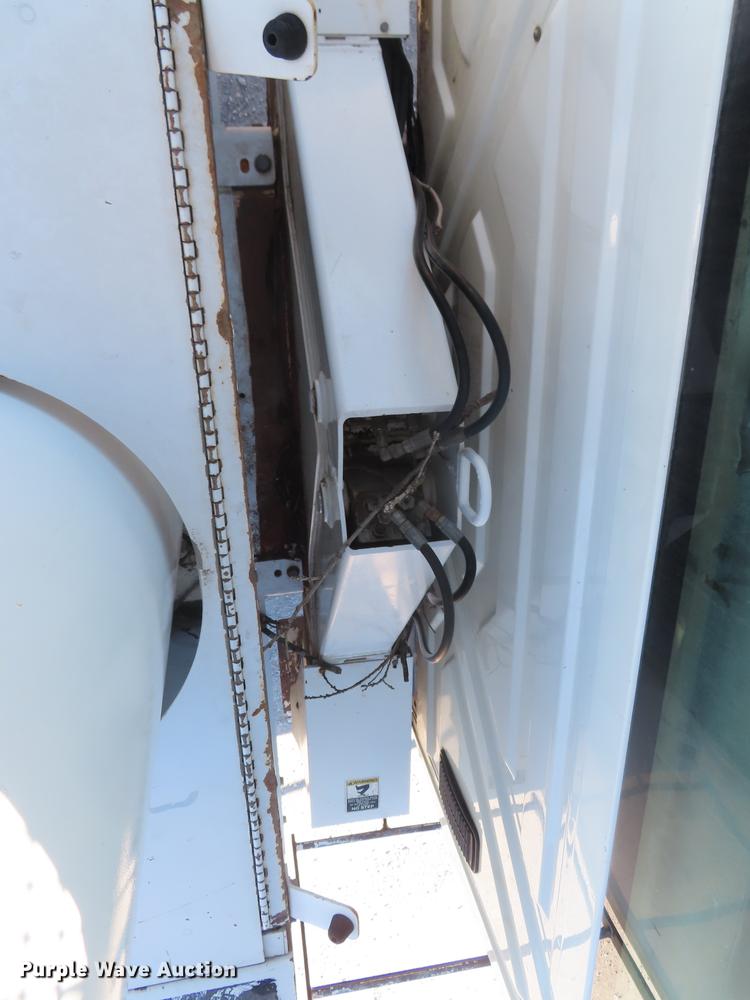 image for item DF1340 2003 International 4300 bucket truck