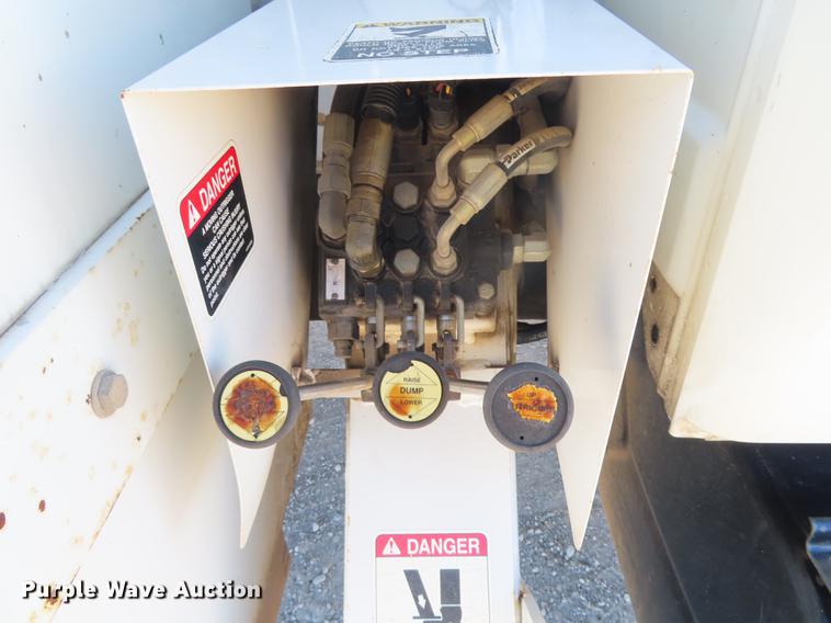 image for item DF1340 2003 International 4300 bucket truck