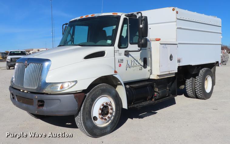 image for item DF1341 2002 International 4300 chipper truck