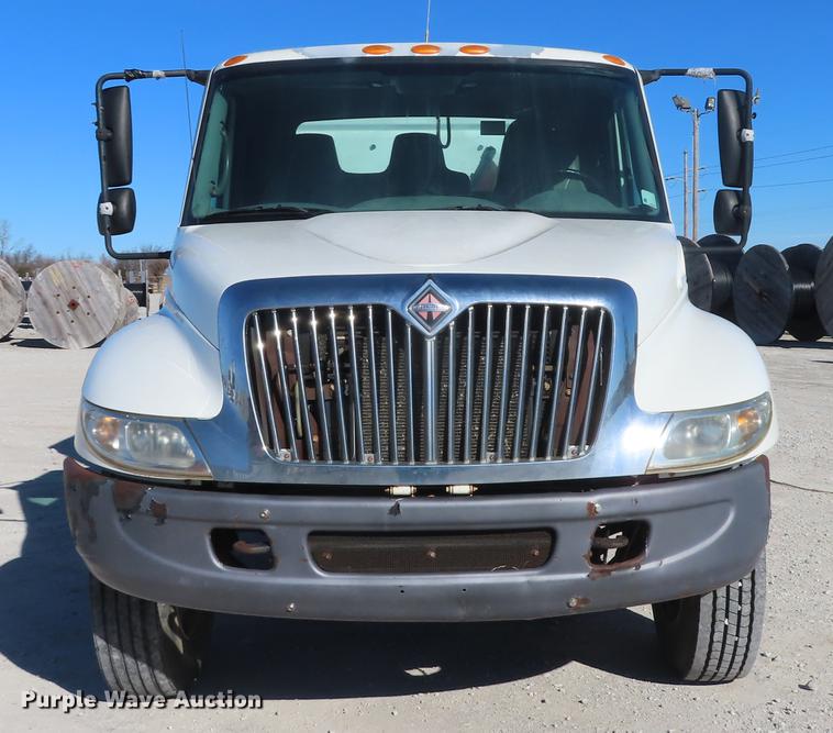 image for item DF1341 2002 International 4300 chipper truck