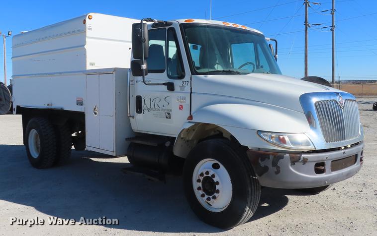 image for item DF1341 2002 International 4300 chipper truck