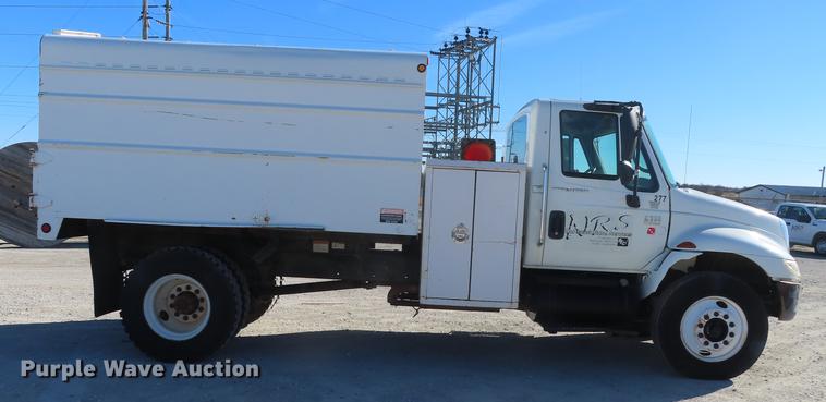 image for item DF1341 2002 International 4300 chipper truck