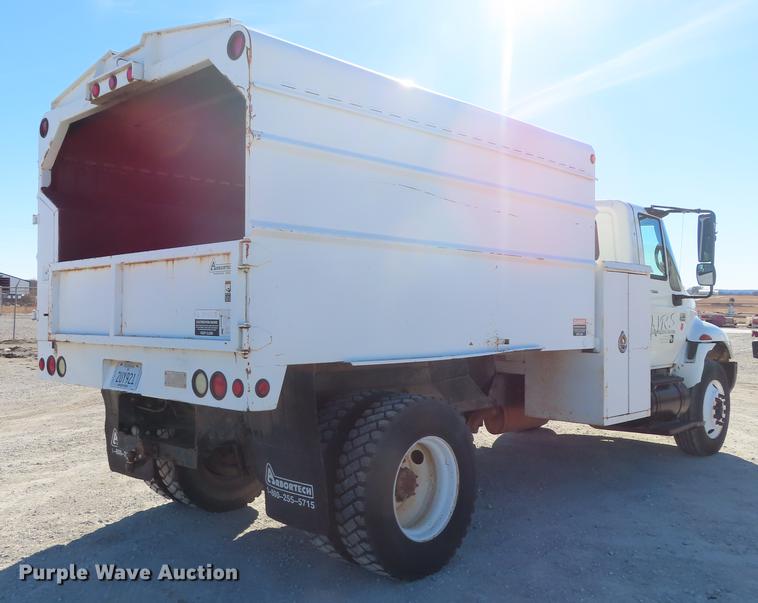 image for item DF1341 2002 International 4300 chipper truck