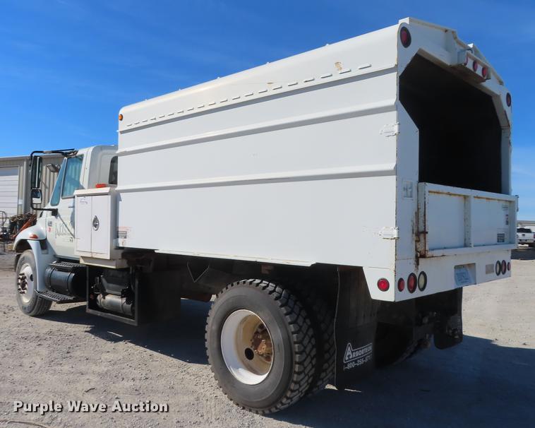 image for item DF1341 2002 International 4300 chipper truck