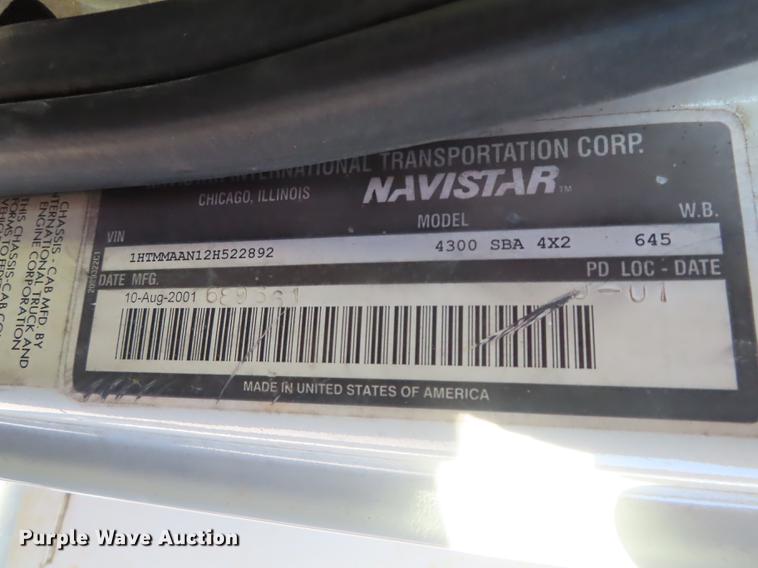 image for item DF1341 2002 International 4300 chipper truck