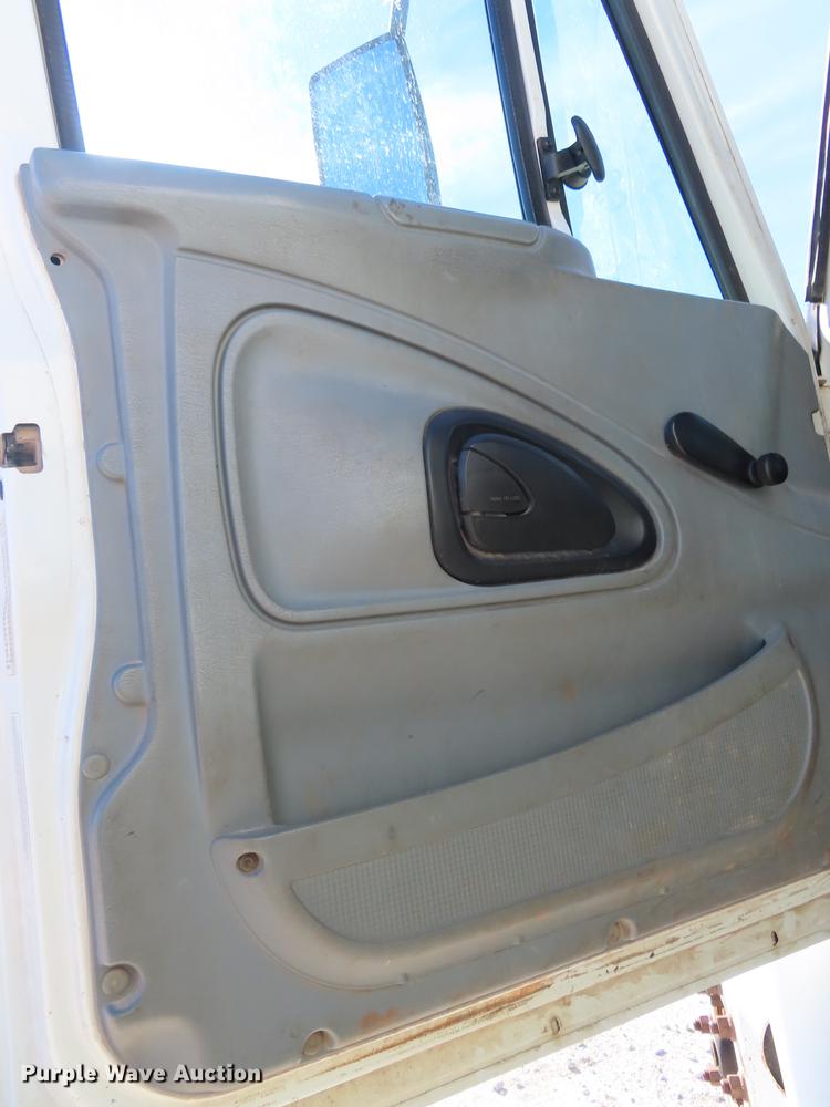 image for item DF1341 2002 International 4300 chipper truck