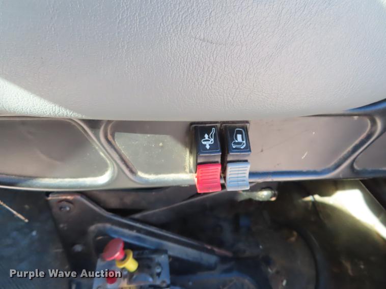 image for item DF1341 2002 International 4300 chipper truck