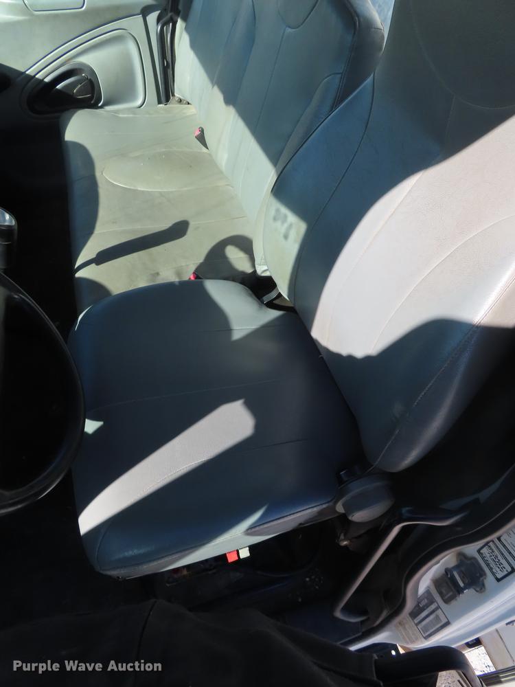 image for item DF1341 2002 International 4300 chipper truck