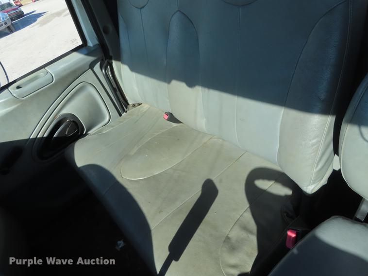 image for item DF1341 2002 International 4300 chipper truck