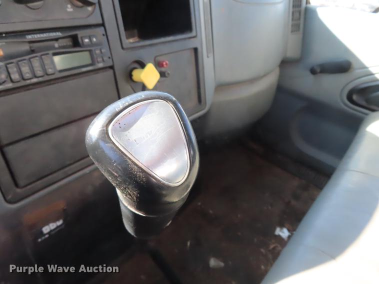 image for item DF1341 2002 International 4300 chipper truck