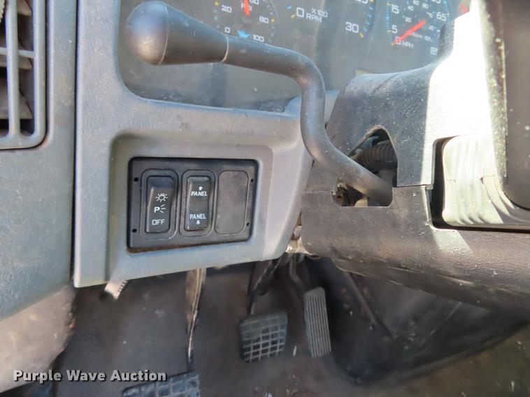 image for item DF1341 2002 International 4300 chipper truck