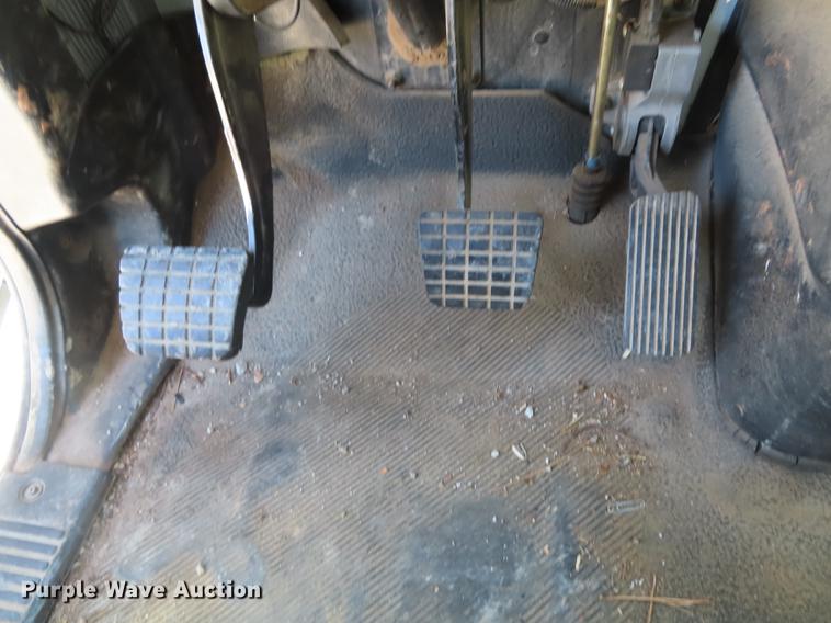 image for item DF1341 2002 International 4300 chipper truck