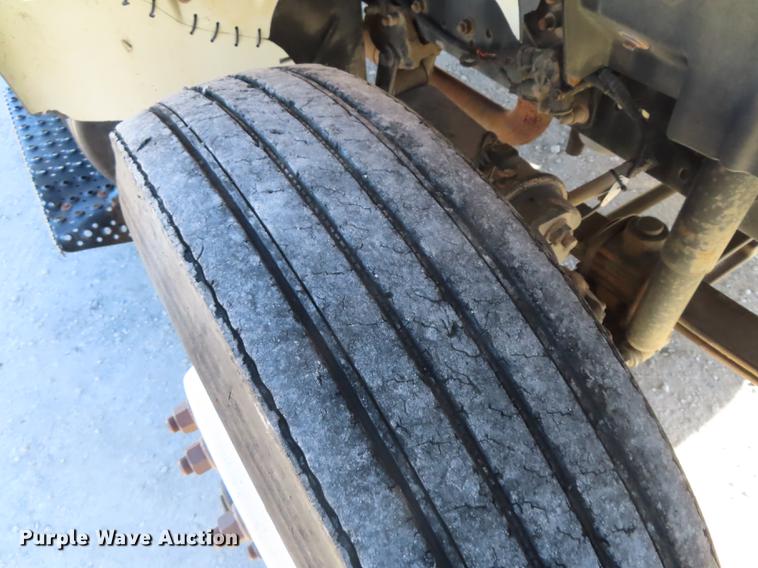 image for item DF1341 2002 International 4300 chipper truck