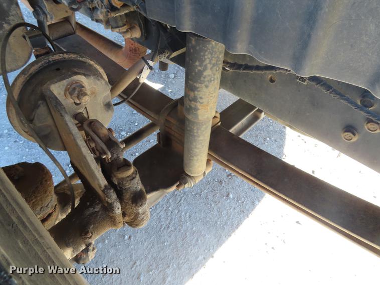 image for item DF1341 2002 International 4300 chipper truck