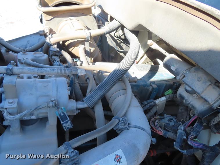 image for item DF1341 2002 International 4300 chipper truck