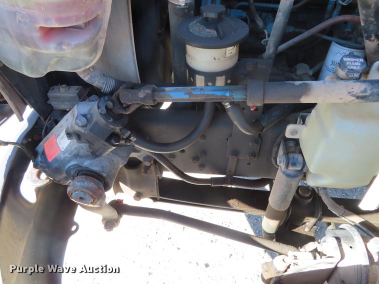 image for item DF1341 2002 International 4300 chipper truck