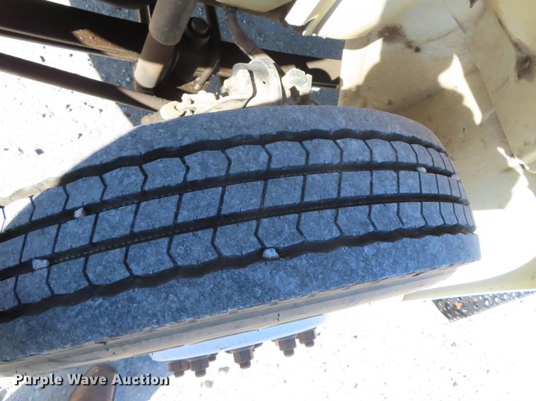 image for item DF1341 2002 International 4300 chipper truck