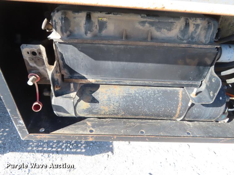 image for item DF1341 2002 International 4300 chipper truck