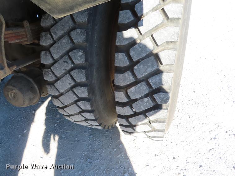 image for item DF1341 2002 International 4300 chipper truck