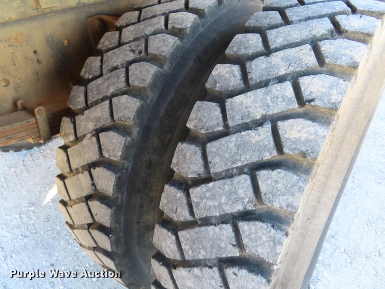 image for item DF1341 2002 International 4300 chipper truck