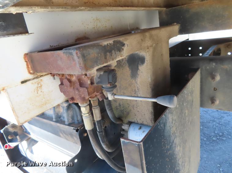 image for item DF1341 2002 International 4300 chipper truck