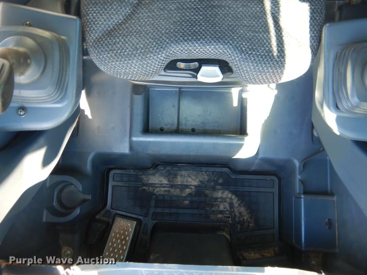 image for item DF2041 2012 John Deere 333D skid steer