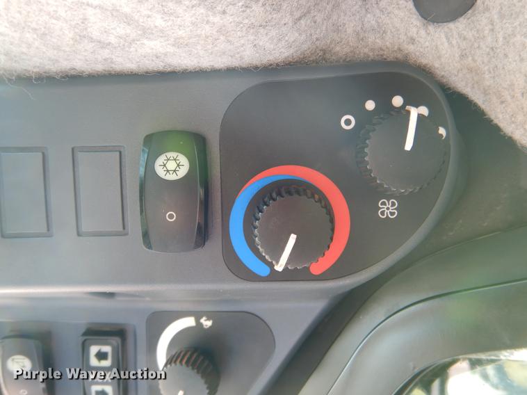 image for item DF2041 2012 John Deere 333D skid steer