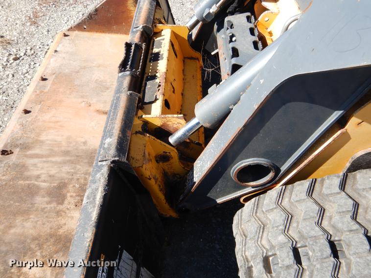 image for item DF2041 2012 John Deere 333D skid steer