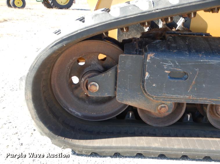 image for item DF2041 2012 John Deere 333D skid steer