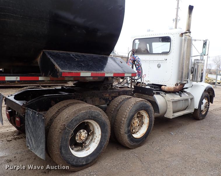 image for item DF8669 1997 Peterbilt 357 semi truck