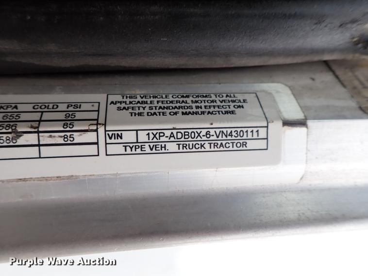 image for item DF8669 1997 Peterbilt 357 semi truck