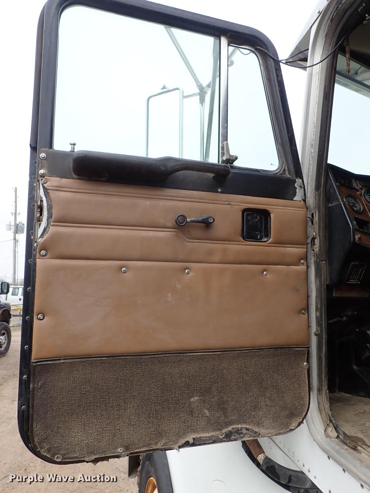 image for item DF8669 1997 Peterbilt 357 semi truck