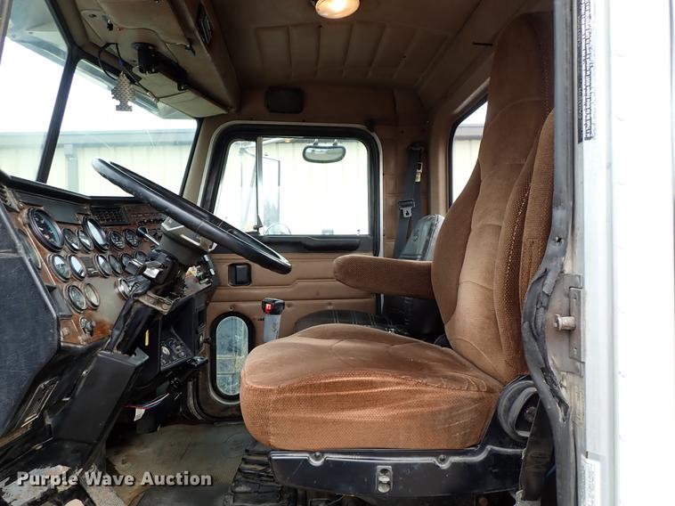 image for item DF8669 1997 Peterbilt 357 semi truck