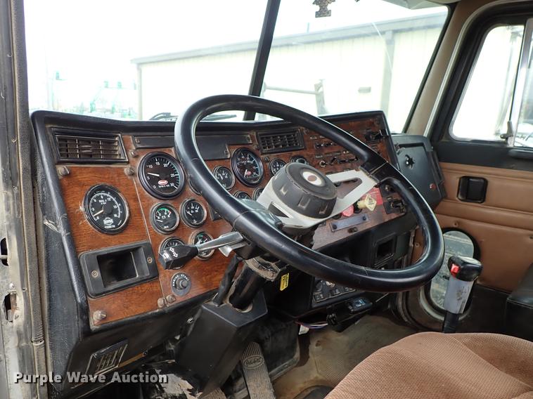 image for item DF8669 1997 Peterbilt 357 semi truck