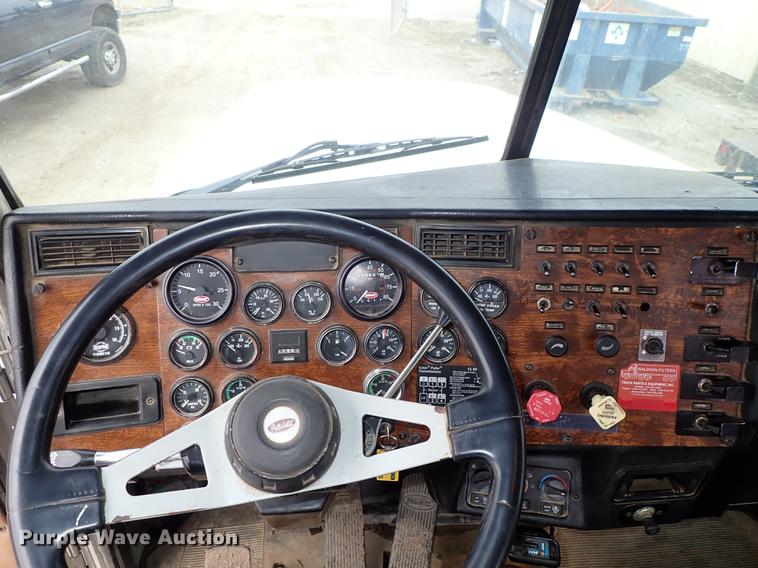 image for item DF8669 1997 Peterbilt 357 semi truck