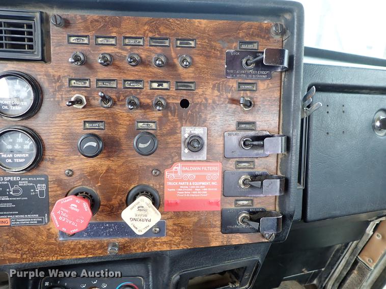 image for item DF8669 1997 Peterbilt 357 semi truck