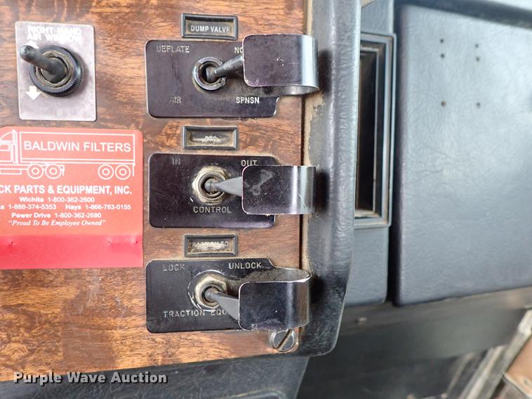 image for item DF8669 1997 Peterbilt 357 semi truck