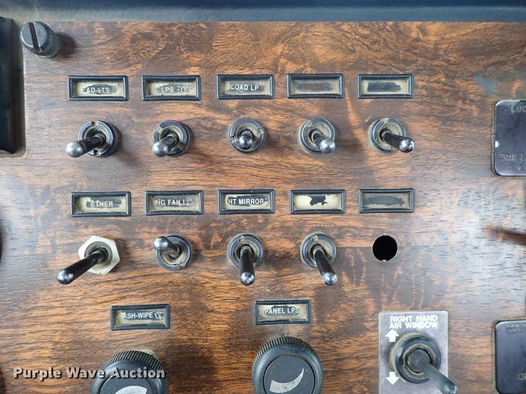 image for item DF8669 1997 Peterbilt 357 semi truck