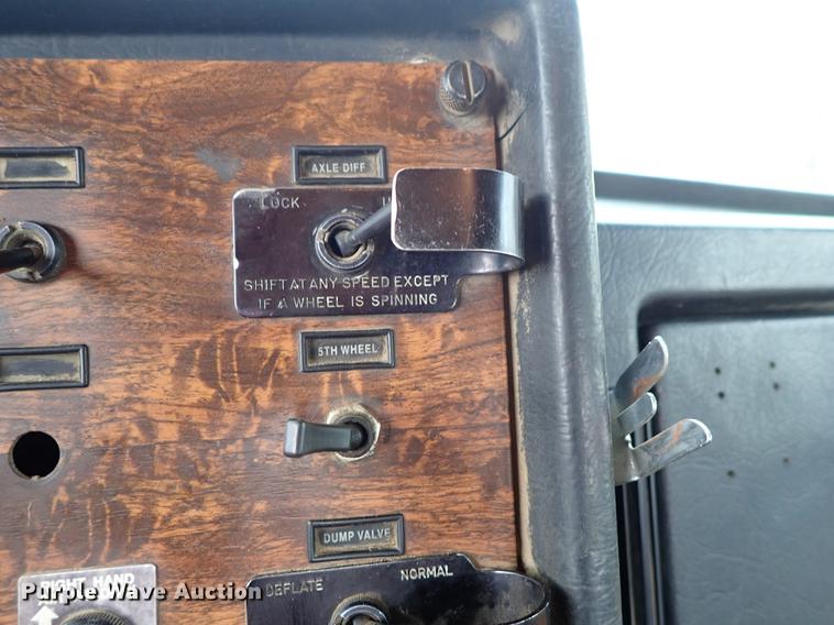 image for item DF8669 1997 Peterbilt 357 semi truck