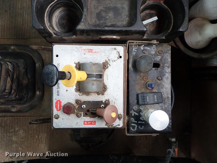 image for item DF8669 1997 Peterbilt 357 semi truck