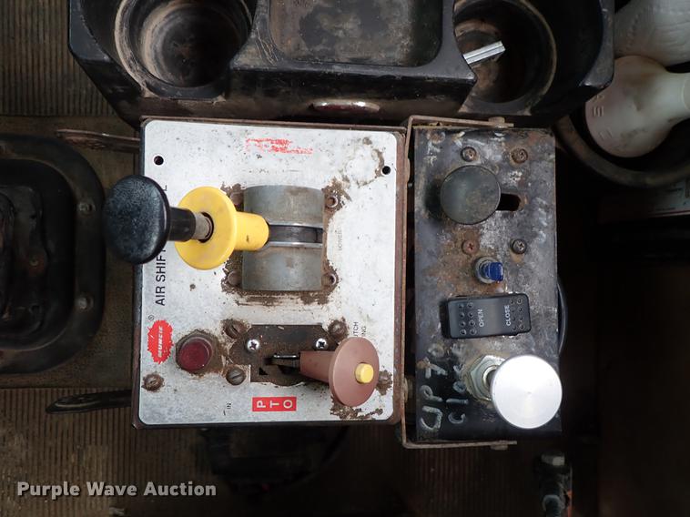 image for item DF8669 1997 Peterbilt 357 semi truck