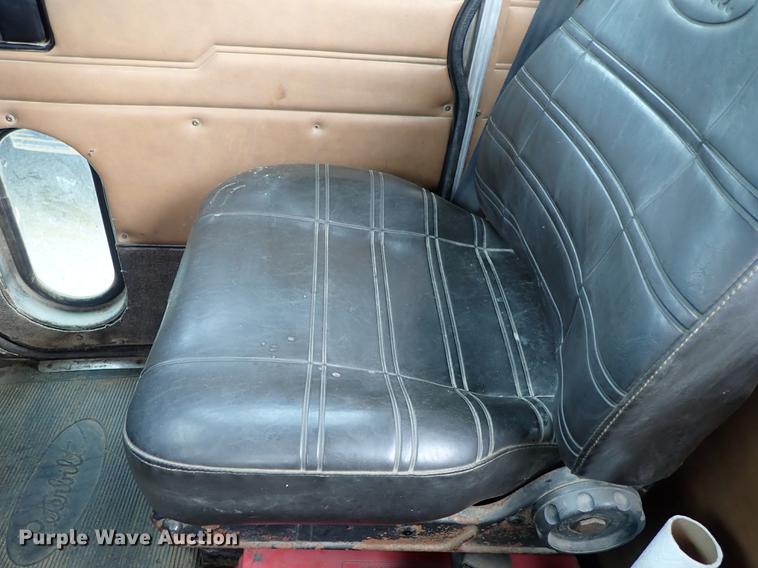 image for item DF8669 1997 Peterbilt 357 semi truck