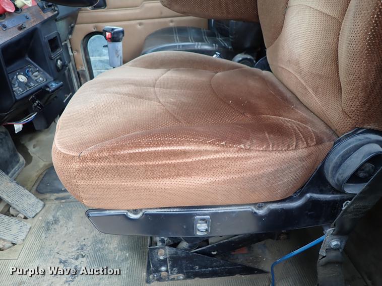 image for item DF8669 1997 Peterbilt 357 semi truck