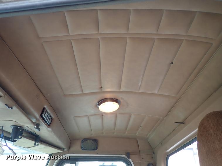 image for item DF8669 1997 Peterbilt 357 semi truck